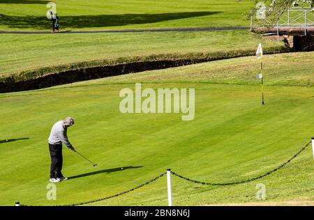 Harrogate, North Yorkshire, Großbritannien. Mai 2020. VE Tag. Die Golfplätze wurden heute im Rahmen der Lockdown-Beschränkungen wiedereröffnet. Kredit: ernesto rogata / Alamy Live News Stockfoto