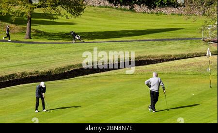 Harrogate, North Yorkshire, Großbritannien. Mai 2020. VE Tag. Die Golfplätze wurden heute im Rahmen der Lockdown-Beschränkungen wiedereröffnet. Kredit: ernesto rogata / Alamy Live News Stockfoto