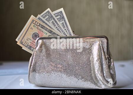 Dollar in der Brieftasche, isoliert auf weiss Stockfoto