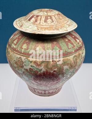 Chinesisches Porzellan: Bedecktes Glas mit Lotus in Emaille - Ming-Dynastie, Zhengtong - Tianshun Reign (1436-1464). Shanghai Museum Stockfoto