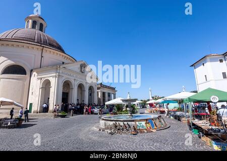 Kirche Santa Maria Assunta, Ariccia, Metropolitanstadt Rom, Italien Stockfoto