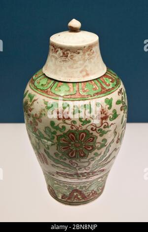 Chinesisches Porzellan: Bedeckte 'Scheiping' Vase mit Blumenmuster in Emaille - Ming-Dynastie, Zhengtong - Tianshun Reign (1436-1464). Shanghai Museum Stockfoto