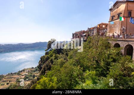 Blick auf den Lago di Nemi von Nemi, Metropolitanstadt Rom, Italien Stockfoto