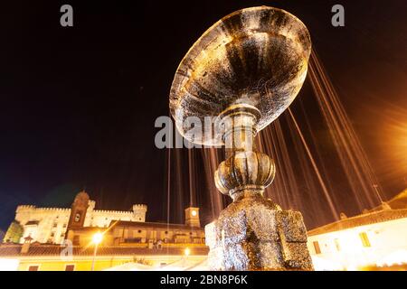 Brunnen in Piazza IV Novembre, Castello Odescalchi, Bracciano, Metropolitanstadt Rom, Italien Stockfoto