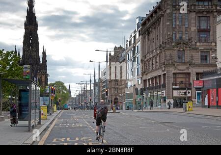Prince Street, Edinburgh, Schottland, Großbritannien. Mai 2020. Coronavirus-Effekte: Eine außergewöhnlich ruhige Evening Rush Hour in der schottischen Hauptstadt, während Schottland in Lockdown bleibt, steht im Gegensatz zu dem, was die Fernsehabendnachrichten für London zeigen, da viele südlich der schottischen Grenze zur Arbeit zurückkehren. Stockfoto