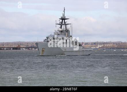 Das Offshore-Patrouillenschiff HMS MERSEY der Royal Navy River Class fährt vom Marinestützpunkt Portsmouth aus Stockfoto