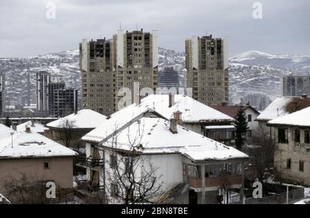 23. Februar 1994 während der Belagerung von Sarajevo: Blick auf Grbavica und darüber hinaus, von einer bosnisch-serbischen Scharfschützenposition in Vraca, südlich der Sniper Alley. Stockfoto