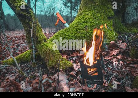 Kochen Sie auf einer Wandertour mit einem Rucksack. Stockfoto