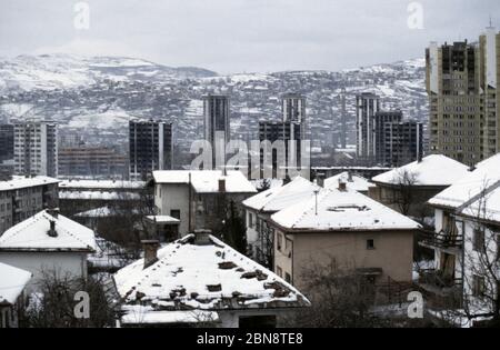 23. Februar 1994 während der Belagerung von Sarajevo: Blick auf Grbavica und darüber hinaus, von einer bosnisch-serbischen Scharfschützenposition in Vraca, südlich der Sniper Alley. Stockfoto