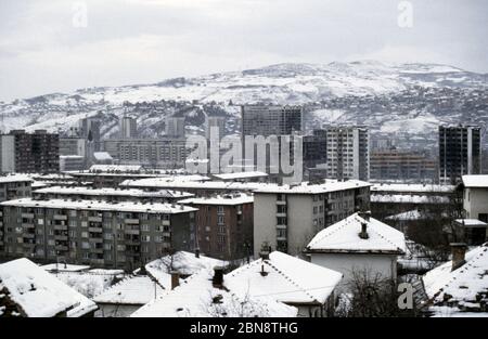 23. Februar 1994 während der Belagerung von Sarajevo: Blick auf Grbavica und darüber hinaus, von einer bosnisch-serbischen Scharfschützenposition in Vraca, südlich der Sniper Alley. Stockfoto