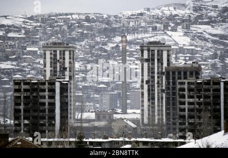 23. Februar 1994 während der Belagerung von Sarajevo: Blick von einer bosnisch-serbischen Scharfschützenposition in Vraca, über die Sniper Alley in Richtung Pofalici. Stockfoto