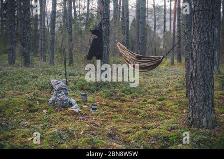 Kochen während der Wanderung mit einem Rucksack. Stockfoto