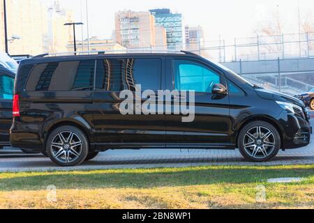 Schwarzer Luxus-Van Mercedes-Benz Minivan Seitenansicht. Russland, Sankt Petersburg. 07. april 2020 Stockfoto