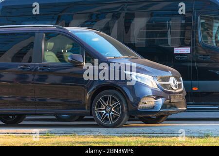 Schwarzer Luxus-Van Mercedes-Benz Minivan Seitenansicht. Russland, Sankt Petersburg. 07. april 2020 Stockfoto