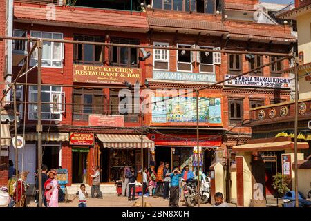 Kathmandu, Nepal - 12. November 2016: Fassaden von Häusern in der Boudhanath Stupa in Kathmandu. Stockfoto