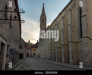 Bratislava historisches Zentrum, Innenstadt, alte Straße mit Kirche 2020. Stockfoto