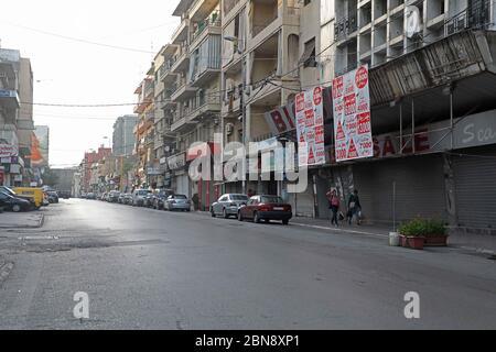 Beirut, Libanon. Mai 2020. Am 13. Mai 2020 werden nur wenige Menschen auf einer Straße in Beirut, Libanon, gesehen. Die Zahl der COVID-19-Infektionen im Libanon stieg am Mittwoch um acht auf 878 Fälle an, während die Zahl der Todesopfer unverändert bei 26 blieb, berichtete die Nationale Nachrichtenagentur. Der Libanon schließt das ganze Land seit Mittwoch für die kommenden vier Tage ab, um die Ausbreitung des Virus zu begrenzen, nachdem in den letzten Tagen eine Zunahme der Infektionen beobachtet wurde. Kredit: Bilal Jawich/Xinhua/Alamy Live News Stockfoto