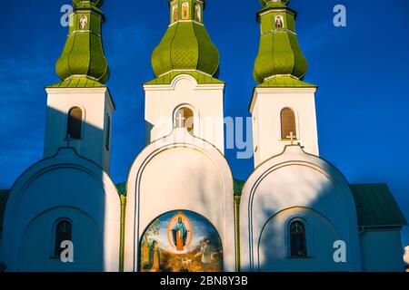 christliche Kirche mit grünen Türmen Stockfoto