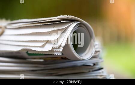 Business, Daily News Concept - Stapel von Zeitungen Nahaufnahme Stockfoto