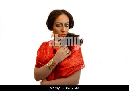 Indisch aussehende Frau jung rot isoliert Stockfoto