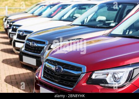 Auswahl von gebrauchten Subaru Fahrzeugen zum Verkauf in einer Garage Vorplatz, Ayr, Schottland, Großbritannien Stockfoto