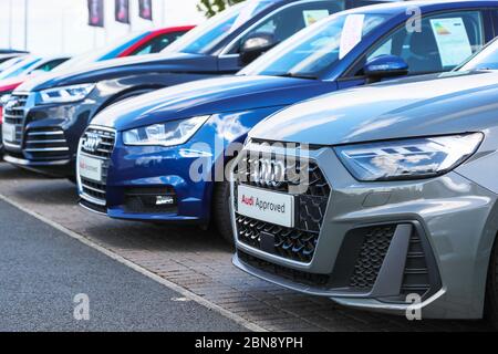 Gebraucht gebrauchte Audi Autos zum Verkauf auf einem Garagenvorplatz, Ayr, UK Stockfoto