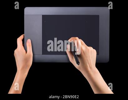 Hand hält digitalen Grafikstift und Zeichnung Grafik-Tablet isoliert auf schwarz Stockfoto