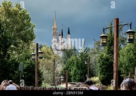 Das Disney Castle mit Blick auf die Magic Kingdom Themenparks in Orlando, Florida Stockfoto