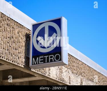 Montreal Metro-Schild am Eingang, mit blauem Himmel Hintergrund. Montreal, Kanada. Stockfoto
