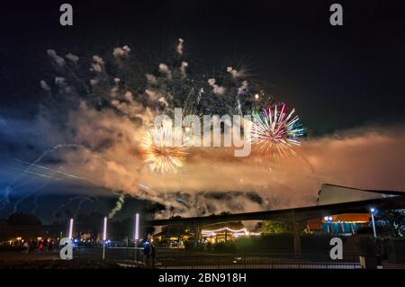 Feuerwerk während der Epcot Forever Show im Epcot Disneyworld Themenpark Stockfoto