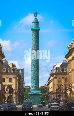 Paris - Frankreich, 5. Mai 2019 : die grüne Säule im Zentrum des Place Vendome in Paris, Frankreich Stockfoto