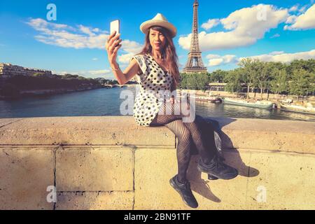 Glücklich Reise asiatische Frau genießen ihren Urlaub in Paris, sie liebt es, Selfies mit Eiffelturm, asiatische Schönheit Stockfoto