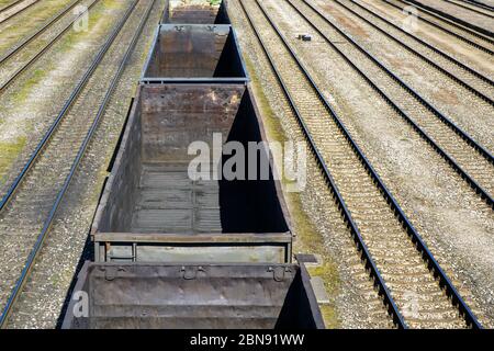 Leere Massenwagen und leere Gleise, Symbol der Wirtschaftskrise Stockfoto