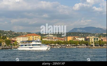 Gardasee, Italien - September 2018: kleine Fähre, die die Stadt Garda am Gardasee. Stockfoto