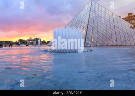 Paris - 26. Dezember 2018 : Louvre Museum in der Dämmerung im Winter ist dies eines der beliebtesten Wahrzeichen in Paris Stockfoto