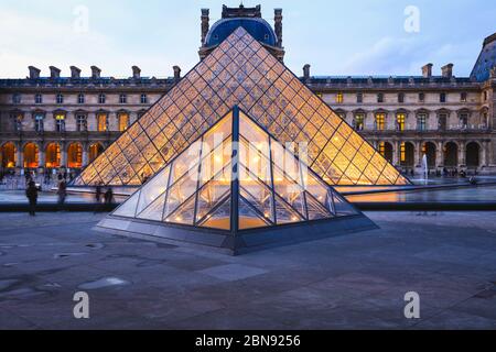 Paris - 26. Dezember 2018 : Louvre Museum in der Dämmerung im Winter ist dies eines der beliebtesten Wahrzeichen in Paris Stockfoto