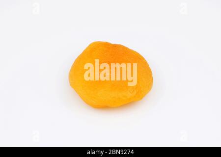 Bio und frisch getrocknete Aprikose Nahaufnahme isoliert auf weißem Hintergrund. Stockfoto
