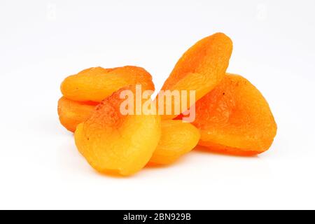 Bio und frisch getrocknete Aprikose isoliert auf weißem Hintergrund Stockfoto