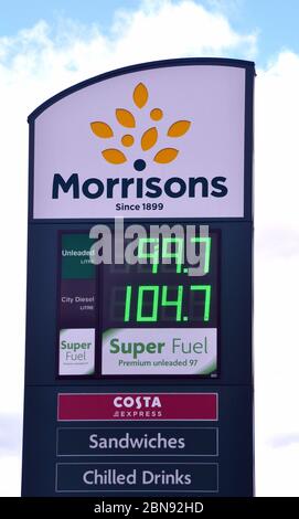 Benzin fällt unter £1 pro Liter. Ein Morrisons Tankstelle oder Garage Preisschild in Manchester, England, Großbritannien, 13. Mai 2020, zeigt bleifreies Benzin bei 99.7 Pence pro Liter. Die Ölpreise fielen im Frühjahr 2020 während der Coronavirus- oder Covid-Pandemie 19, als sie fuhren, und alle Arten von Reisen gingen weltweit zurück. Stockfoto