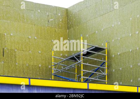 Gebäudewände mit Mineralwollplatten für eine bessere Wärmedämmung bedeckt Stockfoto