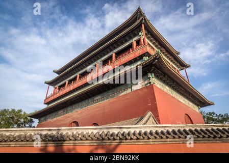 Historischer Trommelturm bei Sonnenuntergang, Peking Stockfoto