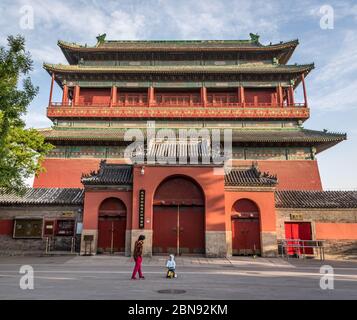 Historischer Trommelturm bei Sonnenuntergang, Peking Stockfoto