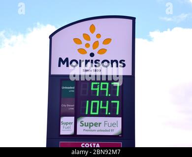 Benzin fällt unter £1 pro Liter. Ein Morrisons Tankstelle oder Garage Preisschild in Manchester, England, Großbritannien, 13. Mai 2020, zeigt bleifreies Benzin bei 99.7 Pence pro Liter. Die Ölpreise fielen im Frühjahr 2020 während der Coronavirus- oder Covid-Pandemie 19, als sie fuhren, und alle Arten von Reisen gingen weltweit zurück. Stockfoto