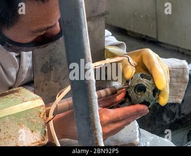 Handwerker, die 'Bälle in Kugeln' schnitzen, Jadefabrik in der Nähe von Badaling Stockfoto