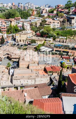 Blick auf die Altstadt von Tiflis und die Schwefelbäder von einer Höhe. Georgien Stockfoto