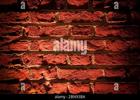 Rote Backstein Wand Textur Grunge Hintergrund mit Vignetten Ecken. Grunge verwitterte Steinstruktur. Verlassene Außenstadthintergrund für Ihr Konzept Stockfoto