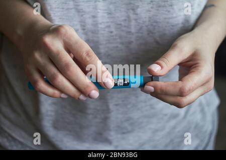 Diabetes-Patient Drehknopf am Ende des Insulin-Pens und wählen Sie die richtige Insulindosis für die Injektion Stockfoto