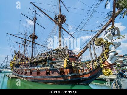 galeon 'Neptune', eine Replik einer spanischen Galeone aus dem 17. Jahrhundert, die für den Film 'Pirates' aus dem Jahr 1985 im alten Hafen von Genua, Ligurien, Italien, gebaut wurde Stockfoto