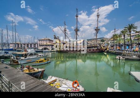 galeon 'Neptune', eine Replik einer spanischen Galeone aus dem 17. Jahrhundert, die für den Film 'Pirates' aus dem Jahr 1985 im alten Hafen von Genua, Ligurien, Italien, gebaut wurde Stockfoto