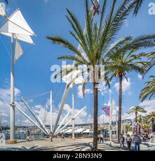 Blick auf Bigo, ein skulpturaler, Kran-inspirierter Lift, der kurze Fahrten mit Panoramablick auf den Hafen im Alten Hafen von Geno, Ligurien, Italien bietet Stockfoto